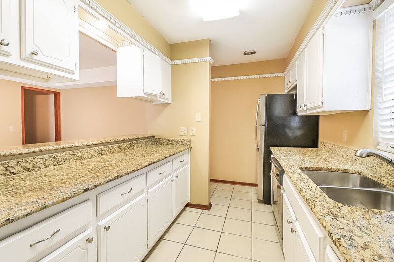 1,520/Mo, 11232 Davis Ct Oklahoma City, OK 73162 Kitchen View 2