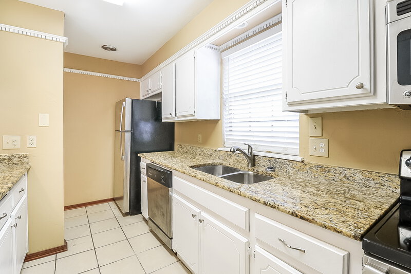 1,520/Mo, 11232 Davis Ct Oklahoma City, OK 73162 Kitchen View 3