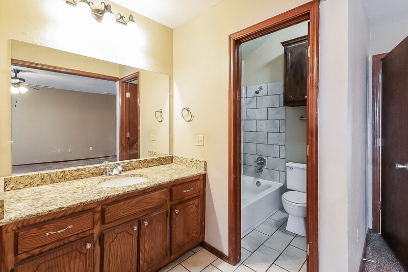 1,520/Mo, 11232 Davis Ct Oklahoma City, OK 73162 Master Bathroom View