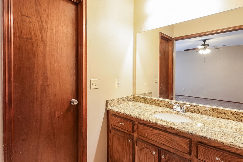 1,520/Mo, 11232 Davis Ct Oklahoma City, OK 73162 Bathroom View