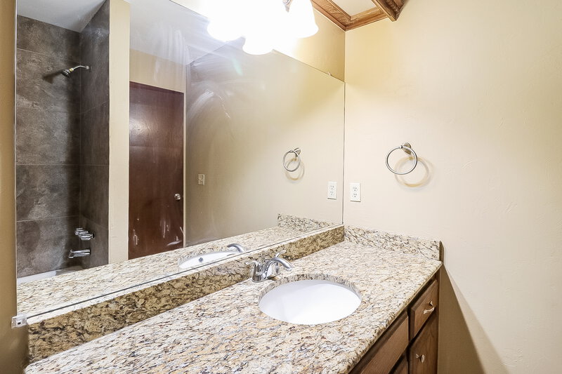 1,520/Mo, 11232 Davis Ct Oklahoma City, OK 73162 Bathroom View 2