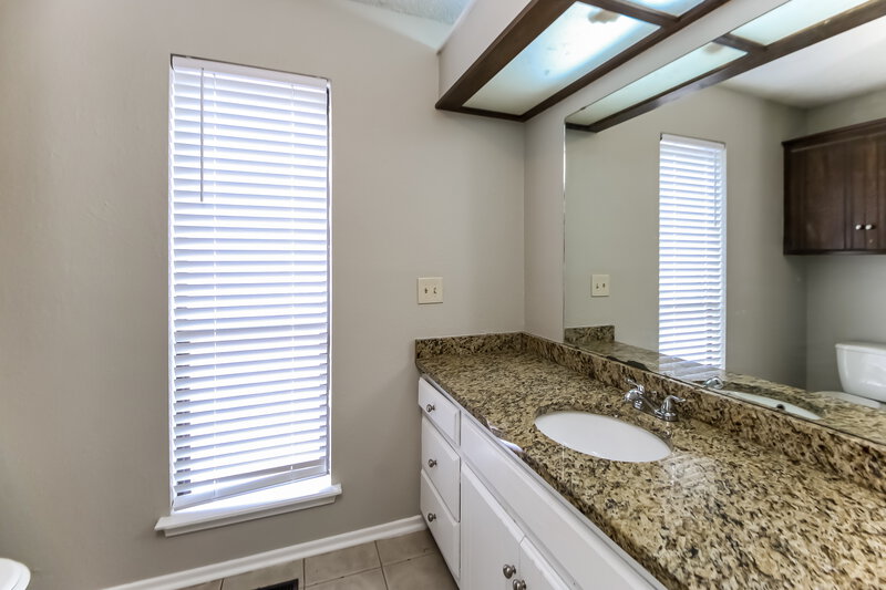 1,525/Mo, 6812 Bear Canyon Dr Oklahoma City, OK 73162 Main Bathroom View