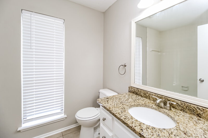 1,525/Mo, 6812 Bear Canyon Dr Oklahoma City, OK 73162 Bathroom View