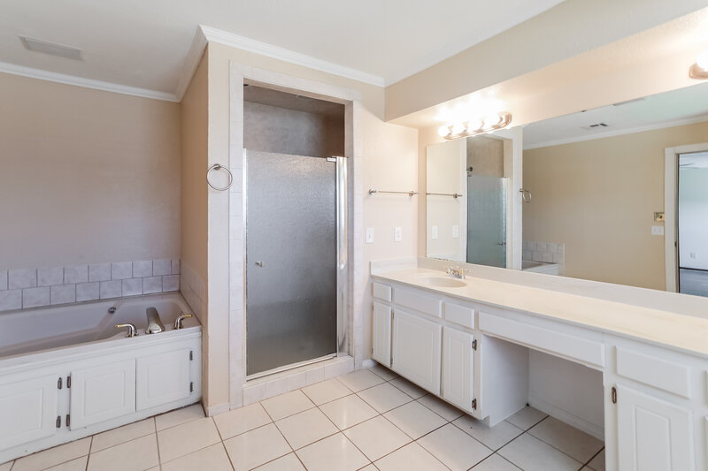 1,595/Mo, 8609 NW 121st St Oklahoma City, OK 73162 Main Bathroom View