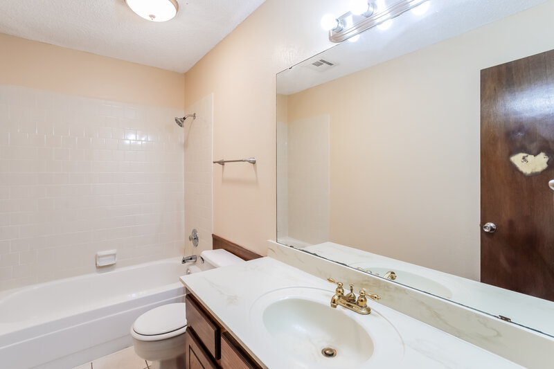 1,595/Mo, 8609 NW 121st St Oklahoma City, OK 73162 Bathroom View