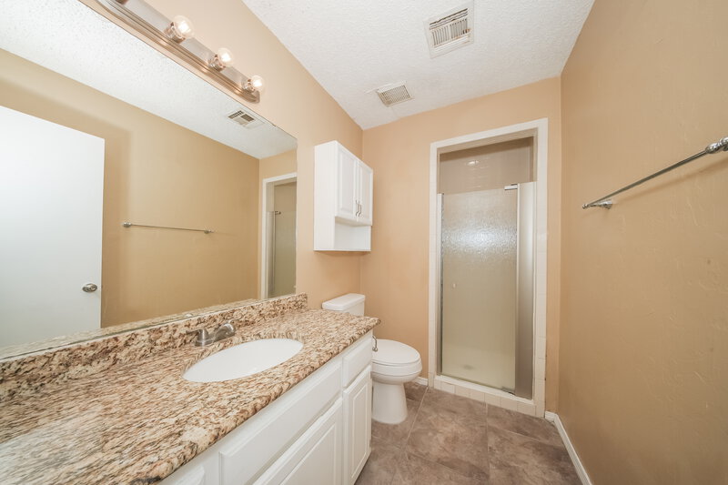 1,465/Mo, 11040 N Eagle Ln Oklahoma City, OK 73162 Main Bathroom View
