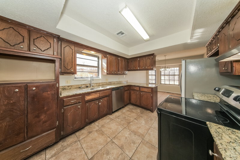 1,715/Mo, 9713 Hummingbird Ln Oklahoma City, OK 73162 Kitchen View 2