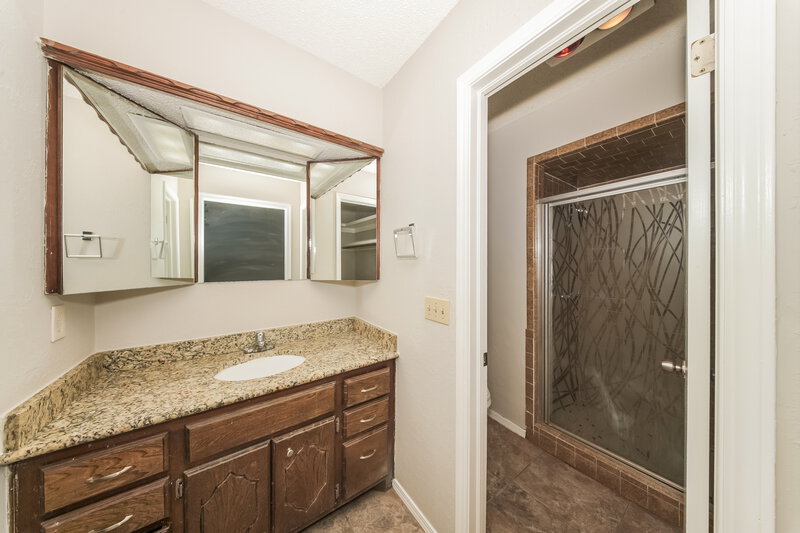 1,715/Mo, 9713 Hummingbird Ln Oklahoma City, OK 73162 Main Bathroom View