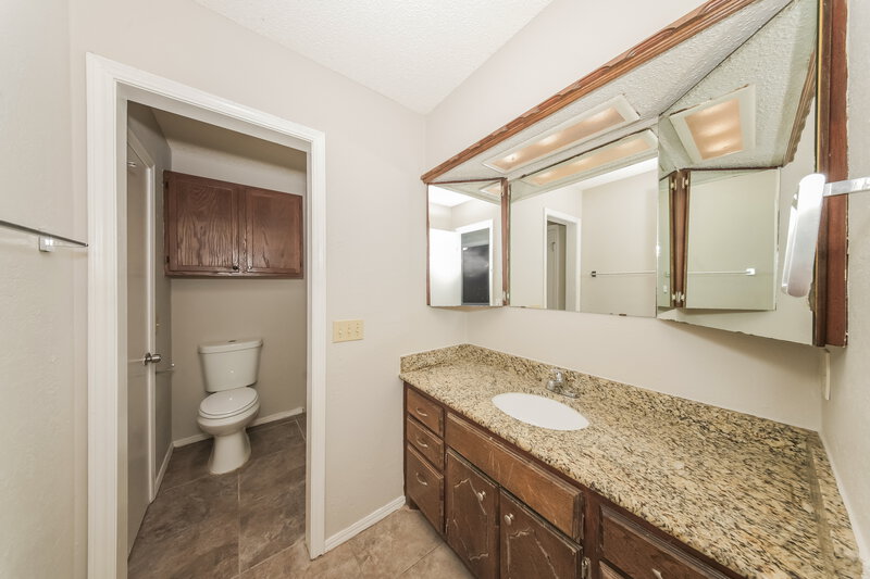 1,715/Mo, 9713 Hummingbird Ln Oklahoma City, OK 73162 Bathroom View
