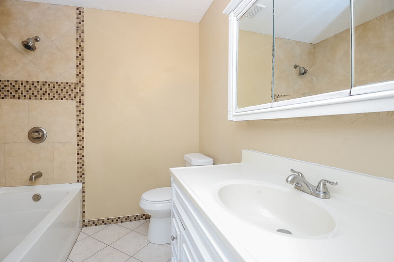 1,715/Mo, 11213 N Eagle Ln Oklahoma City, OK 73162 Master Bathroom View 2