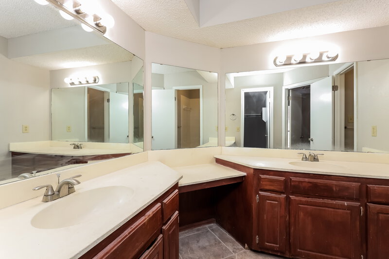 0/Mo, 8220 NW 112th Terrace Oklahoma City, OK 73162 Main Bathroom View