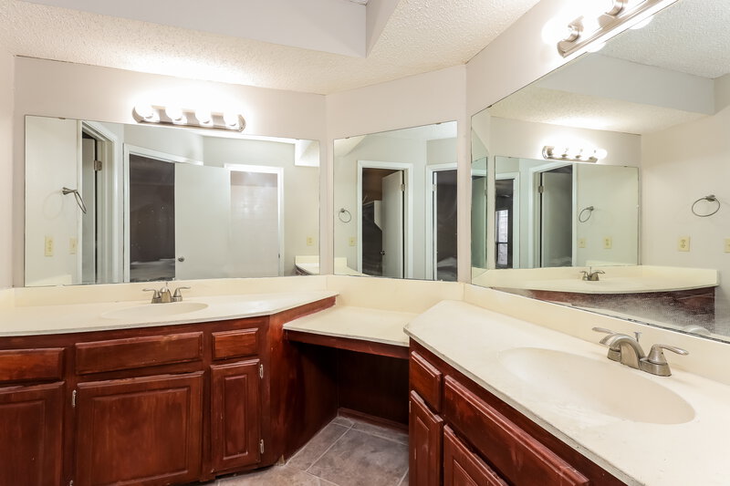 0/Mo, 8220 NW 112th Terrace Oklahoma City, OK 73162 Main Bathroom View 2