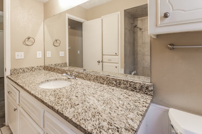 1,372/Mo, 9108 Checkerbloom Dr Oklahoma City, OK 73165 Bathroom View 3