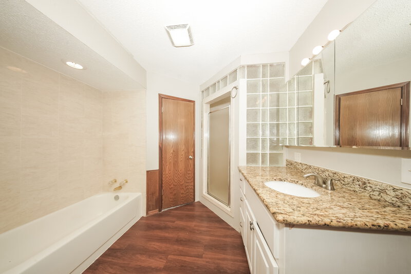 1,710/Mo, 12913 S Drexel Ave Oklahoma City, OK 73170 Main Bathroom View