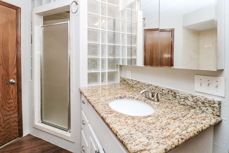 1,785/Mo, 12913 S Drexel Ave Oklahoma City, OK 73170 Main Bathroom View