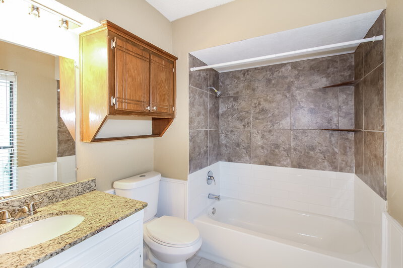 1,385/Mo, 528 Wandering Way Oklahoma City, OK 73170 Main Bathroom View