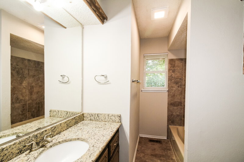 1,595/Mo, 829 Turtle Creek Rd Oklahoma City, OK 73170 Main Bathroom View