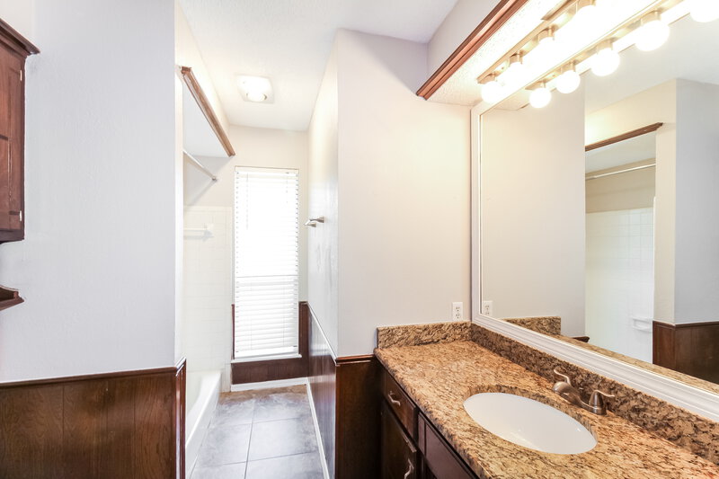 1,690/Mo, 674 Wandering Way Oklahoma City, OK 73170 Main Bathroom View