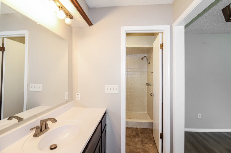 1,690/Mo, 674 Wandering Way Oklahoma City, OK 73170 Bathroom View