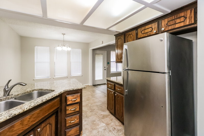 1,215/Mo, 516 Waterview Rd Oklahoma City, OK 73170 Kitchen View 2