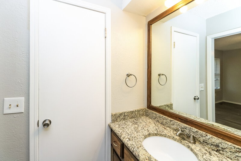 1,215/Mo, 516 Waterview Rd Oklahoma City, OK 73170 Main Bathroom View