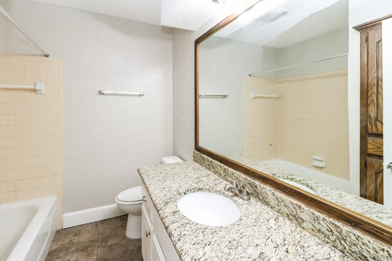 1,215/Mo, 516 Waterview Rd Oklahoma City, OK 73170 Bathroom View