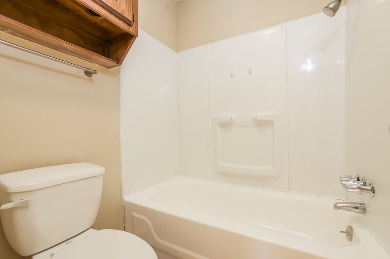 1,215/Mo, 516 Waterview Rd Oklahoma City, OK 73170 Main Bathroom View 2