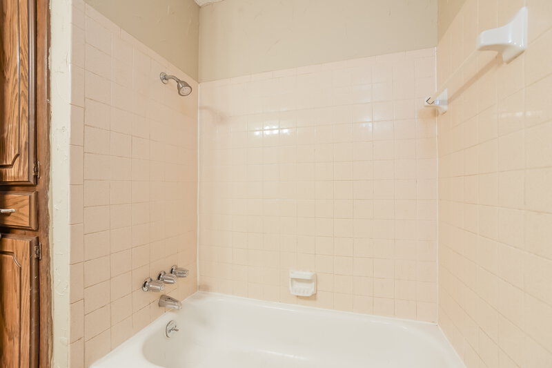 1,215/Mo, 516 Waterview Rd Oklahoma City, OK 73170 Bathroom View 3