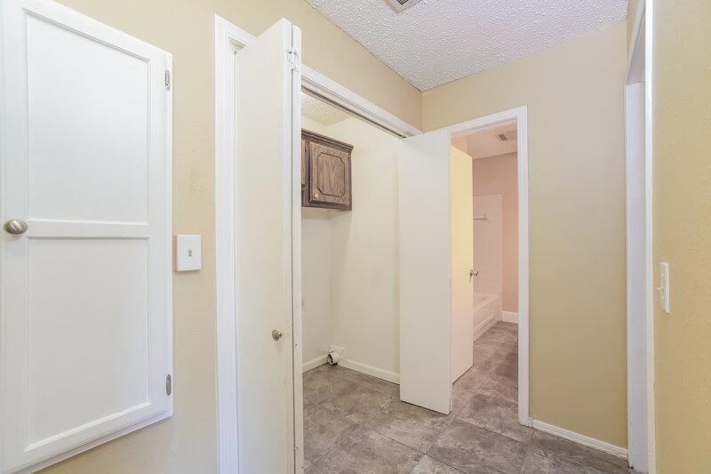 1,215/Mo, 516 Waterview Rd Oklahoma City, OK 73170 Hallway View