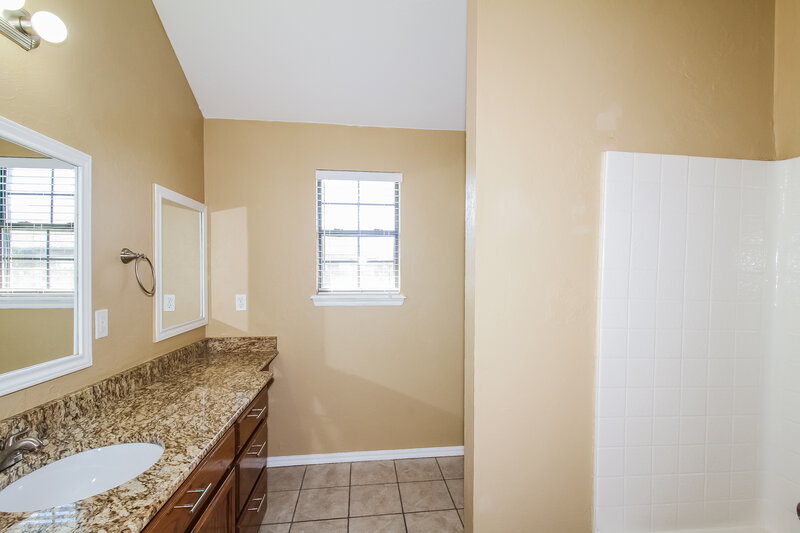 1,410/Mo, 2224 SW 135th Pl Oklahoma City, OK 73170 Main Bathroom View