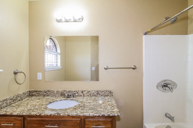 1,410/Mo, 2224 SW 135th Pl Oklahoma City, OK 73170 Bathroom View