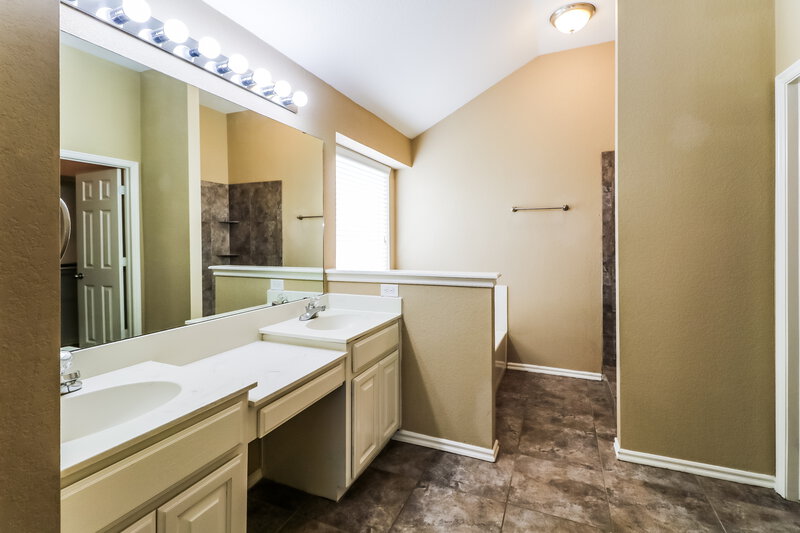 2,140/Mo, 2200 SW 141st Pl Oklahoma City, OK 73170 Main Bathroom View