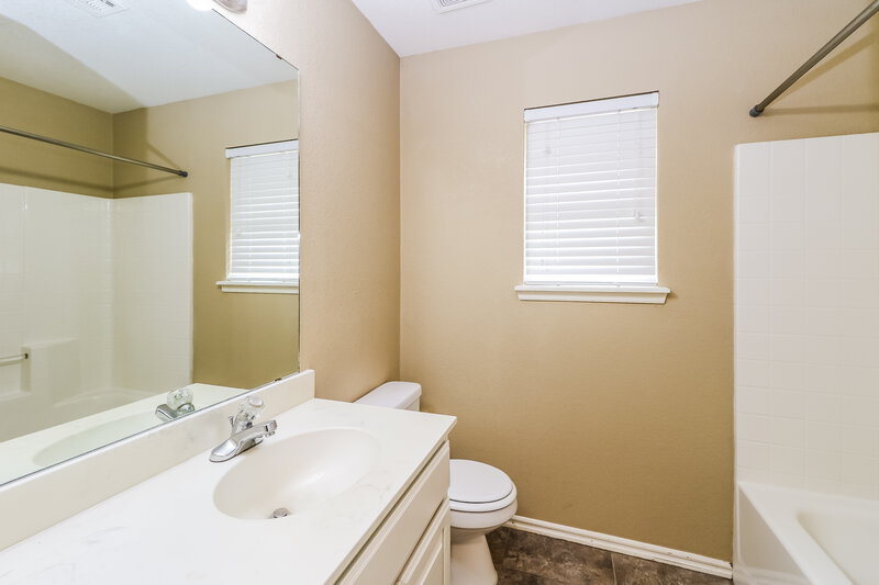 2,140/Mo, 2200 SW 141st Pl Oklahoma City, OK 73170 Bathroom View