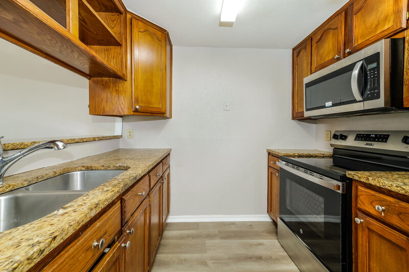 1,385/Mo, 2120 Briarcliff Dr Oklahoma City, OK 73170 Kitchen View 2