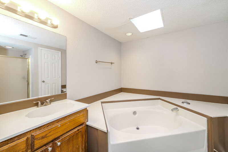 1,385/Mo, 2120 Briarcliff Dr Oklahoma City, OK 73170 Main Bathroom View