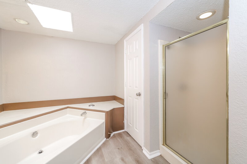 1,385/Mo, 2120 Briarcliff Dr Oklahoma City, OK 73170 Main Bathroom View 2