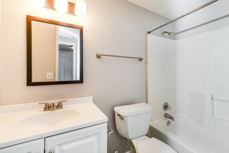 1,385/Mo, 2120 Briarcliff Dr Oklahoma City, OK 73170 Bathroom View