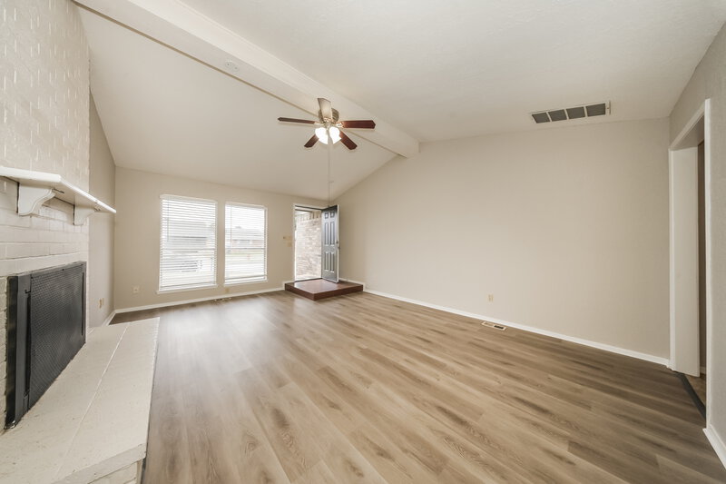 1,650/Mo, 1329 W Cedarbrook Ln Oklahoma City, OK 73170 Living Room View 3