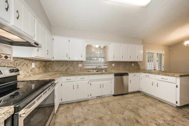 1,650/Mo, 1329 W Cedarbrook Ln Oklahoma City, OK 73170 Kitchen View 2