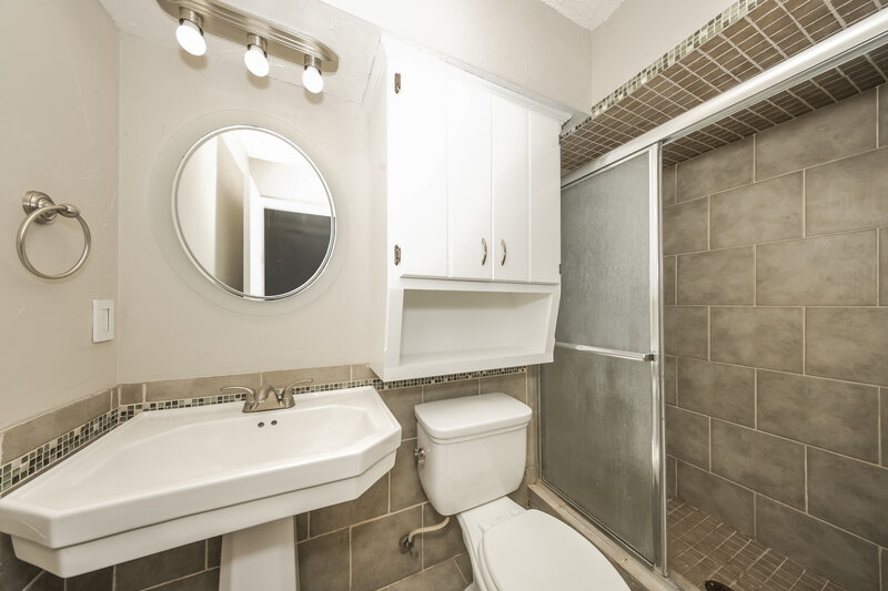 1,650/Mo, 1329 W Cedarbrook Ln Oklahoma City, OK 73170 Main Bathroom View