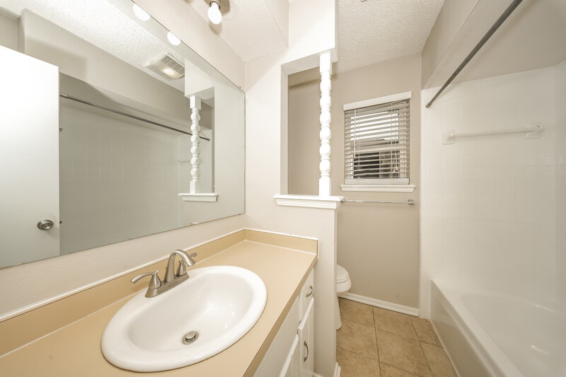 1,650/Mo, 1329 W Cedarbrook Ln Oklahoma City, OK 73170 Bathroom View