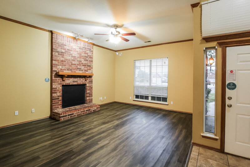 1,500/Mo, 509 SW 156th St Oklahoma City, OK 73170 Living Room View 2