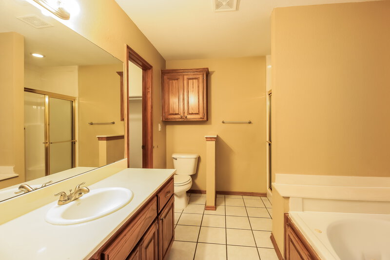 1,500/Mo, 509 SW 156th St Oklahoma City, OK 73170 Main Bathroom View