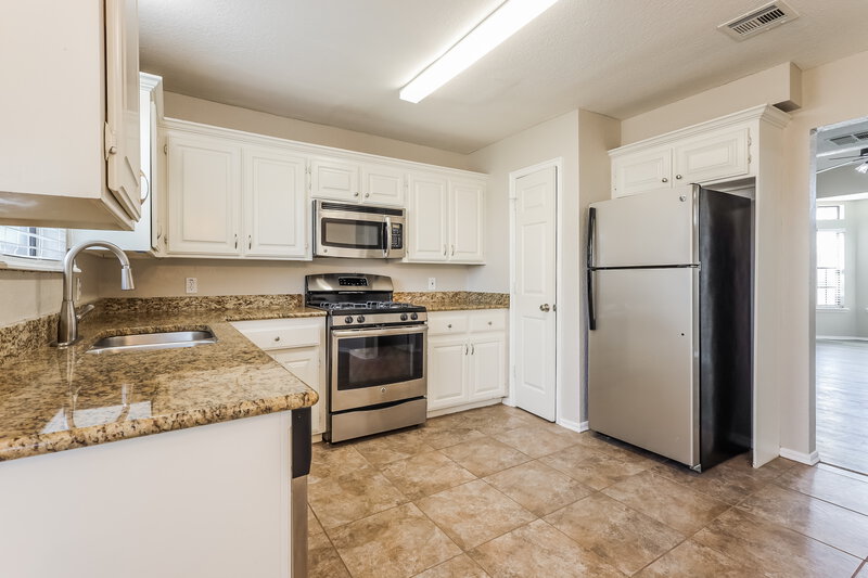 1,690/Mo, 2209 SW 135th Pl Oklahoma City, OK 73170 Kitchen View