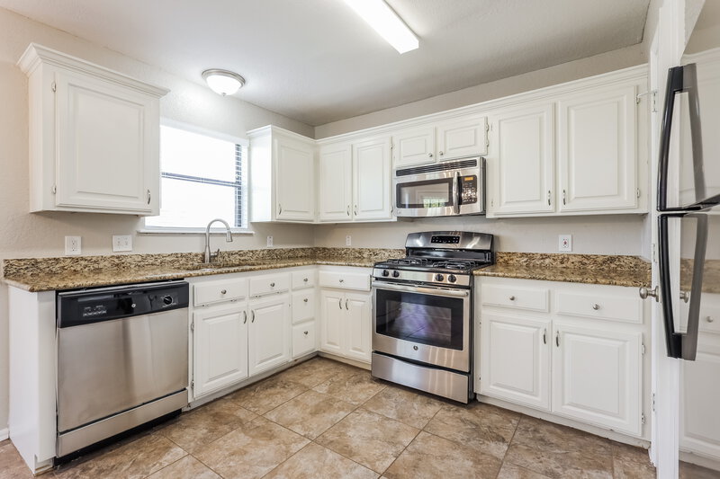 1,690/Mo, 2209 SW 135th Pl Oklahoma City, OK 73170 Kitchen View 2