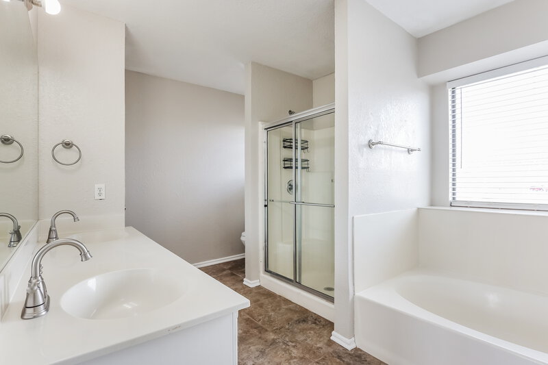 1,690/Mo, 2209 SW 135th Pl Oklahoma City, OK 73170 Main Bathroom View