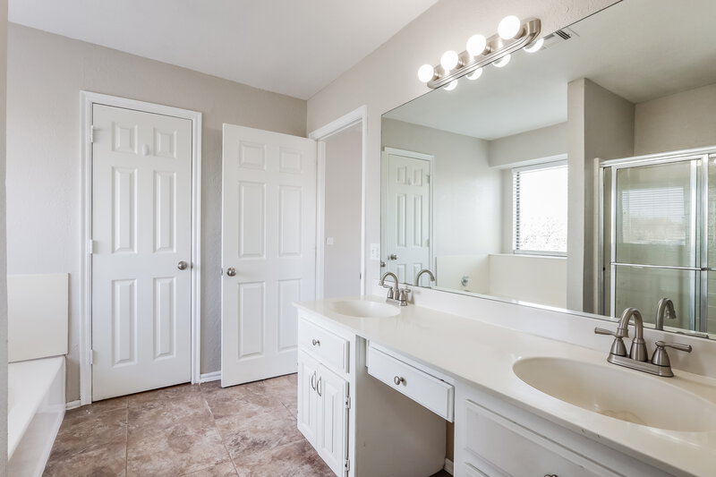 1,690/Mo, 2209 SW 135th Pl Oklahoma City, OK 73170 Main Bathroom View 2