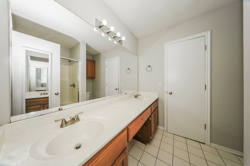 1,660/Mo, 1306 SW 22nd St Oklahoma City, OK 73170 Main Bathroom View