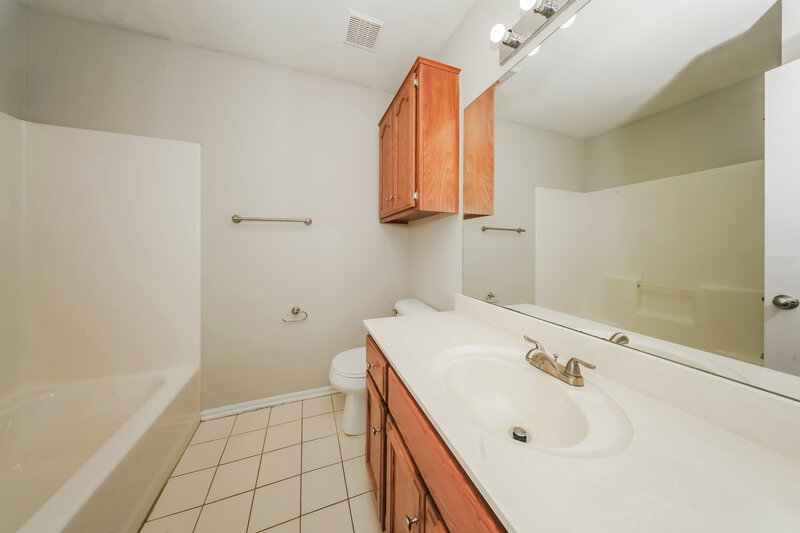 1,660/Mo, 1306 SW 22nd St Oklahoma City, OK 73170 Main Bathroom View 2