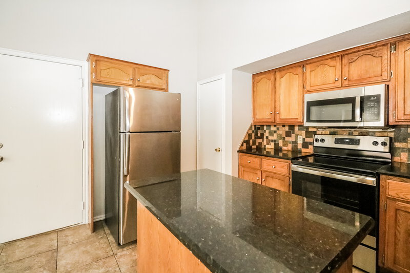 1,615/Mo, 2606 Briarcliff Dr Oklahoma City, OK 73170 Kitchen View 2